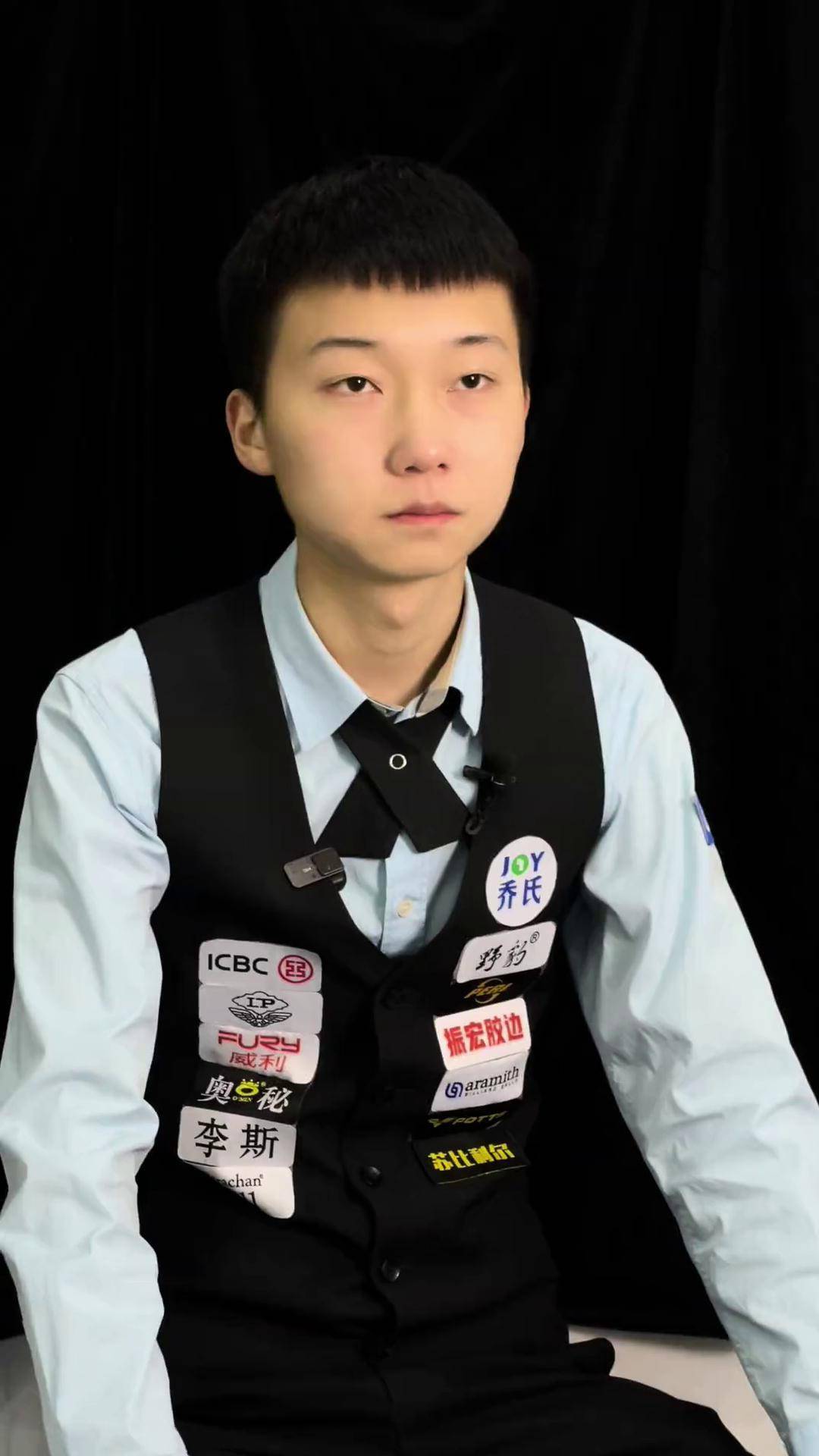 靠近围栏的 靠近围栏的